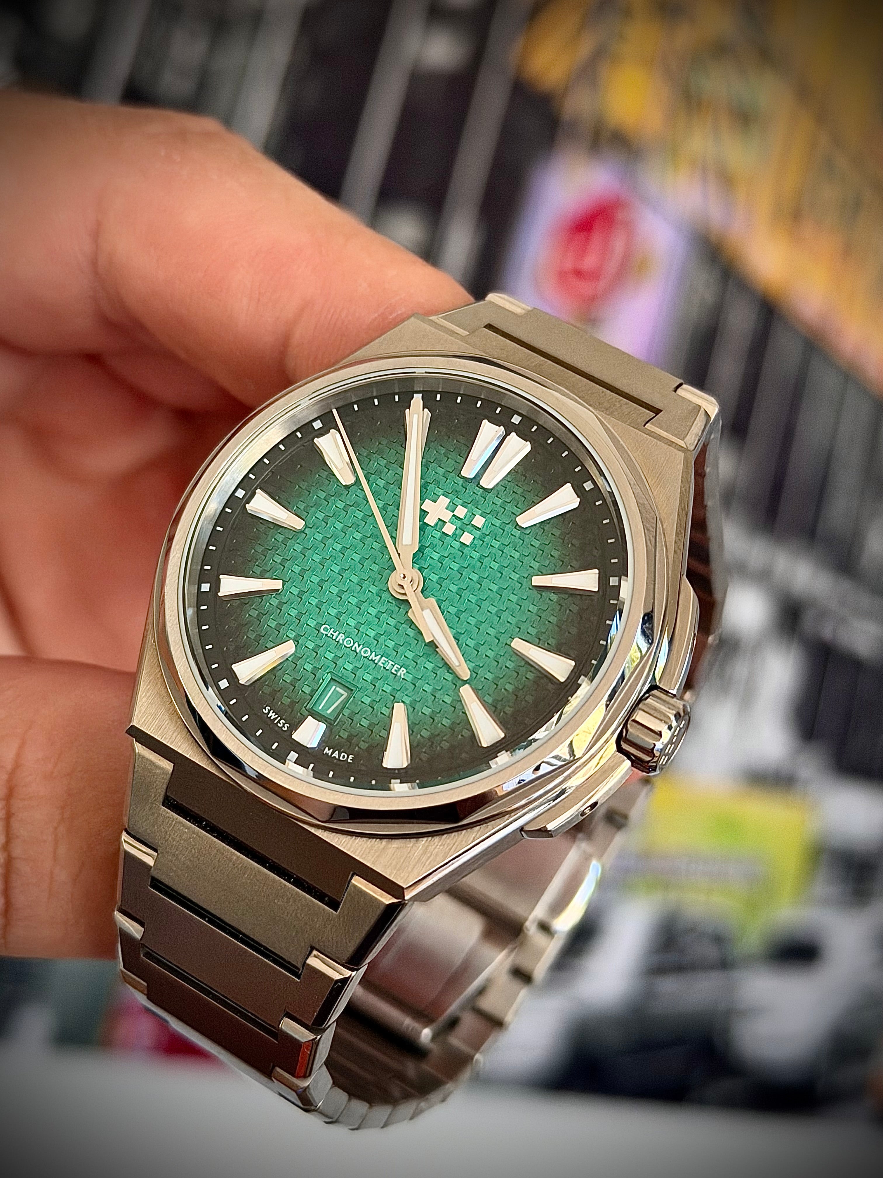 2025 CHRISTOPHER WARD “THE TWELVE” 40 TI, AURORA GREEN DIAL FULL SET, INC GST
