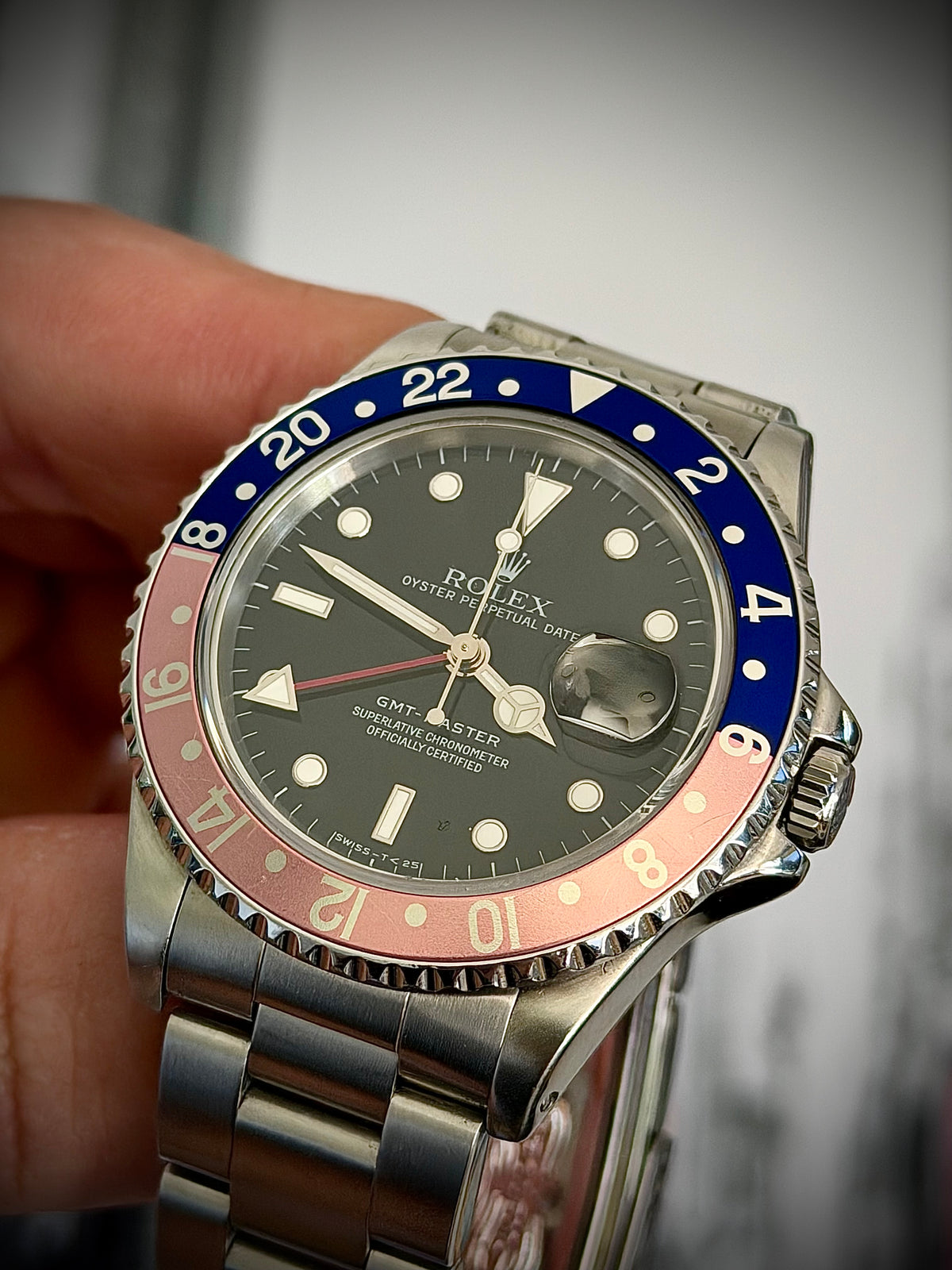 1990 ROLEX GMT-MASTER, 16700, PEPSI FADED BEZEL, OYSTER BRACELET, ROLEX BOX & SERVICE PAPERS, EXCELLENT VINTAGE CONDITION, INC GST