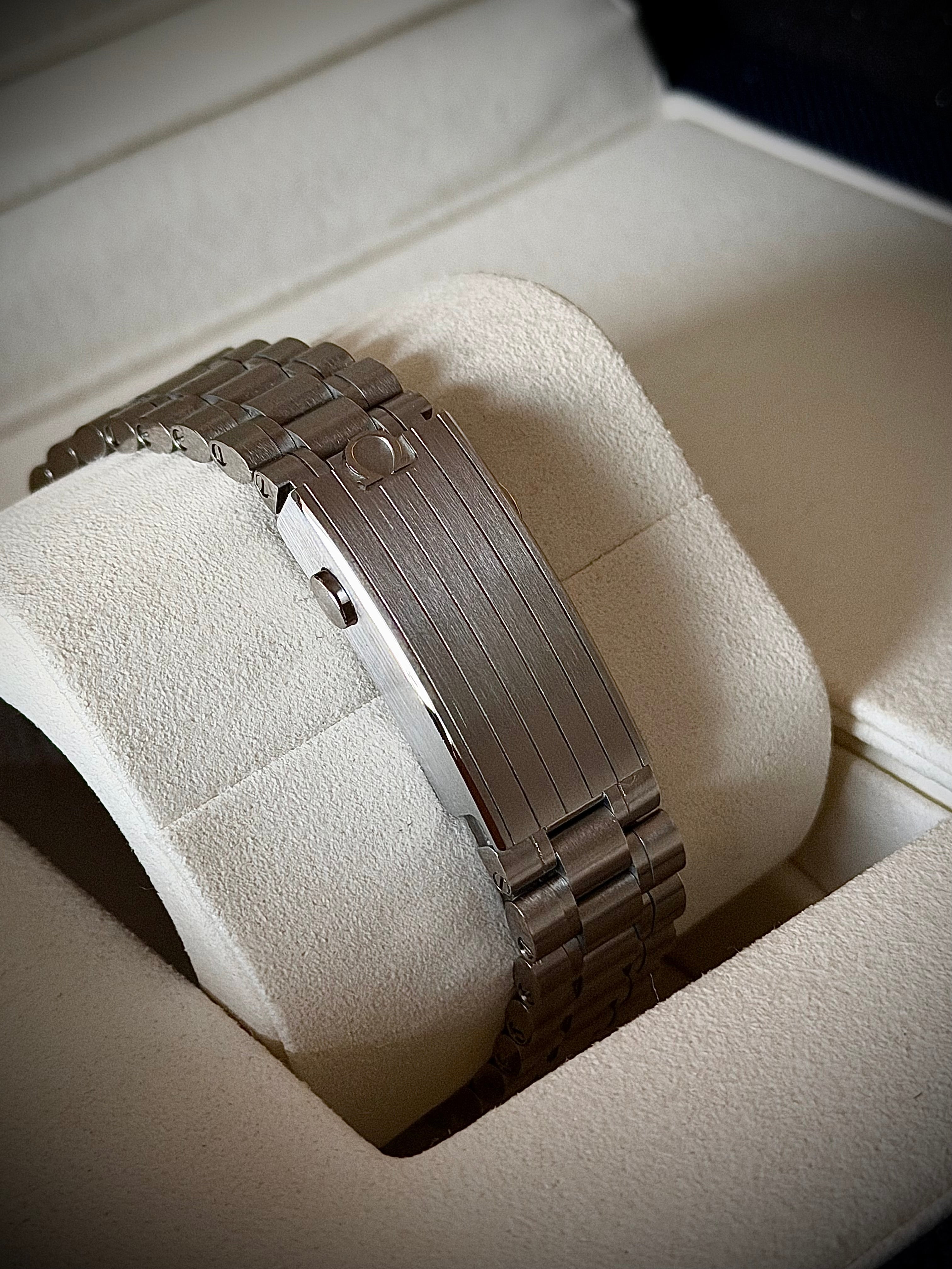 2022 OMEGA SPEEDMASTER SILVER SNOOPY ON BRACELET, FULL SET, INC GST