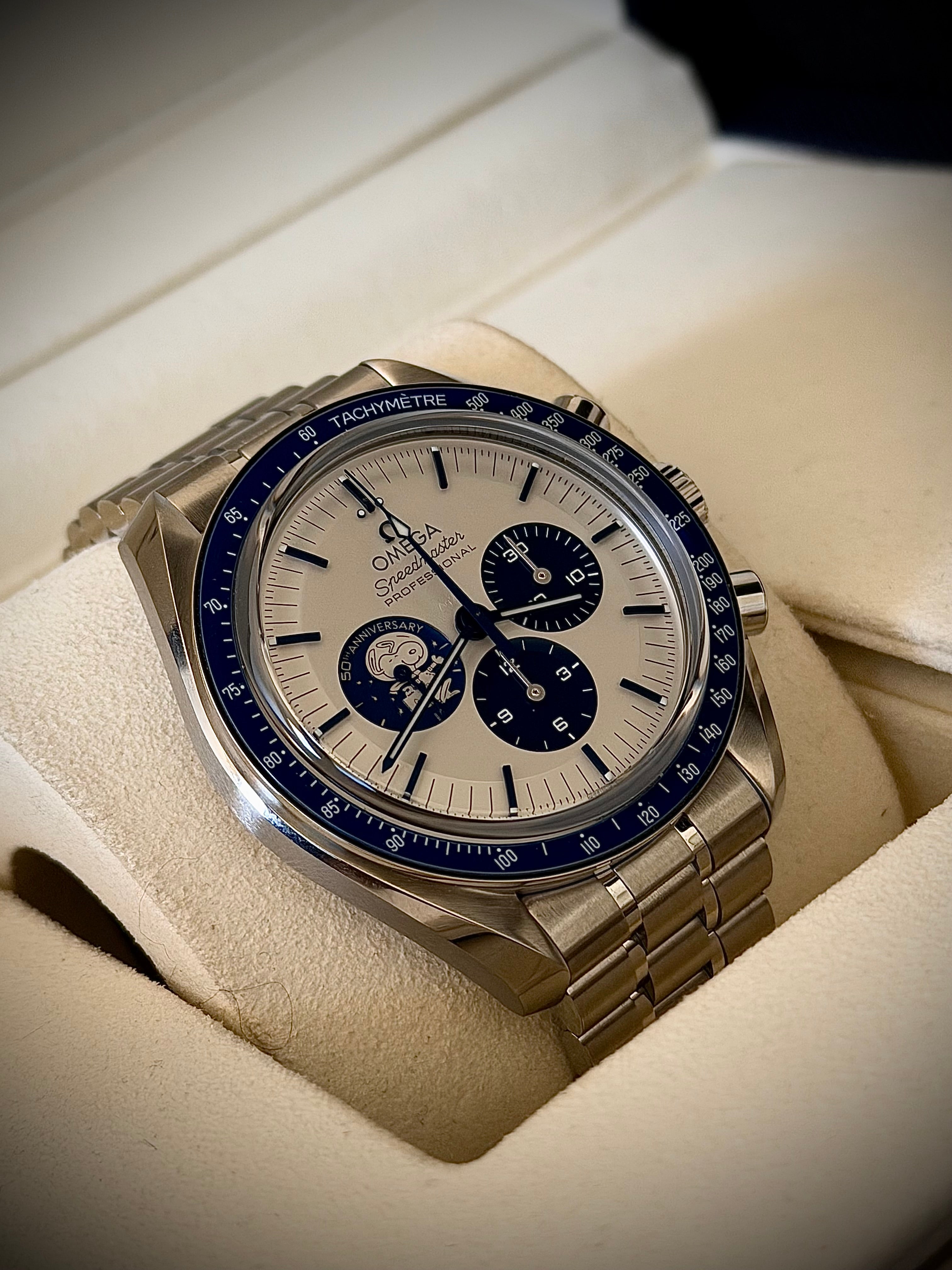 2025 OMEGA SPEEDMASTER SILVER SNOOPY ON BRACELET, FULL SET, INC GST