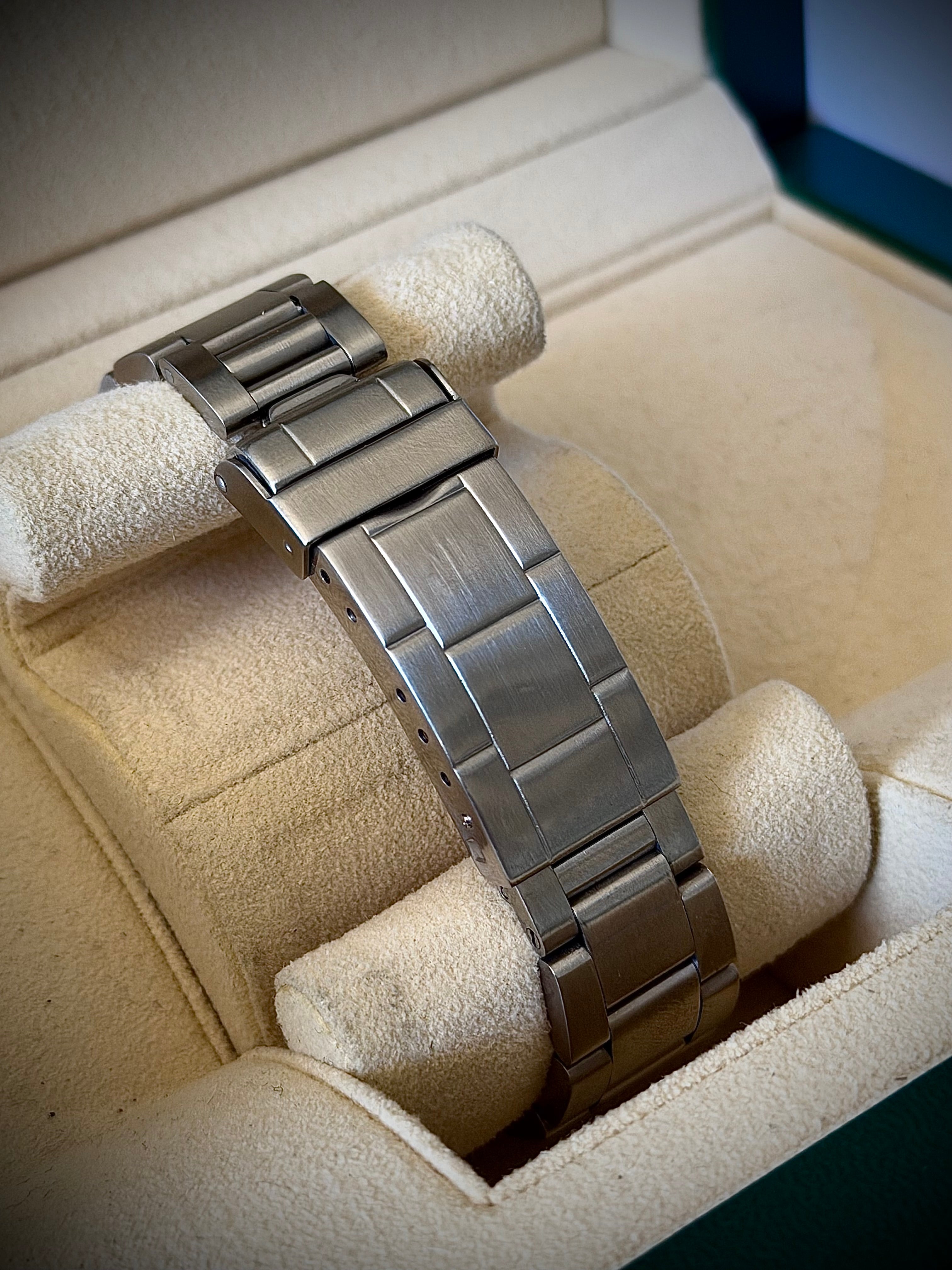 1981 ROLEX SEA-DWELLER 1665 “GREAT WHITE”, BOX AND PAPERS, INC GST