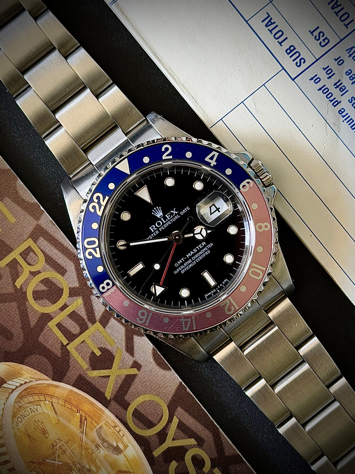 1990 ROLEX GMT-MASTER, 16700, PEPSI FADED BEZEL, OYSTER BRACELET, ROLEX BOX & SERVICE PAPERS, EXCELLENT VINTAGE CONDITION, INC GST