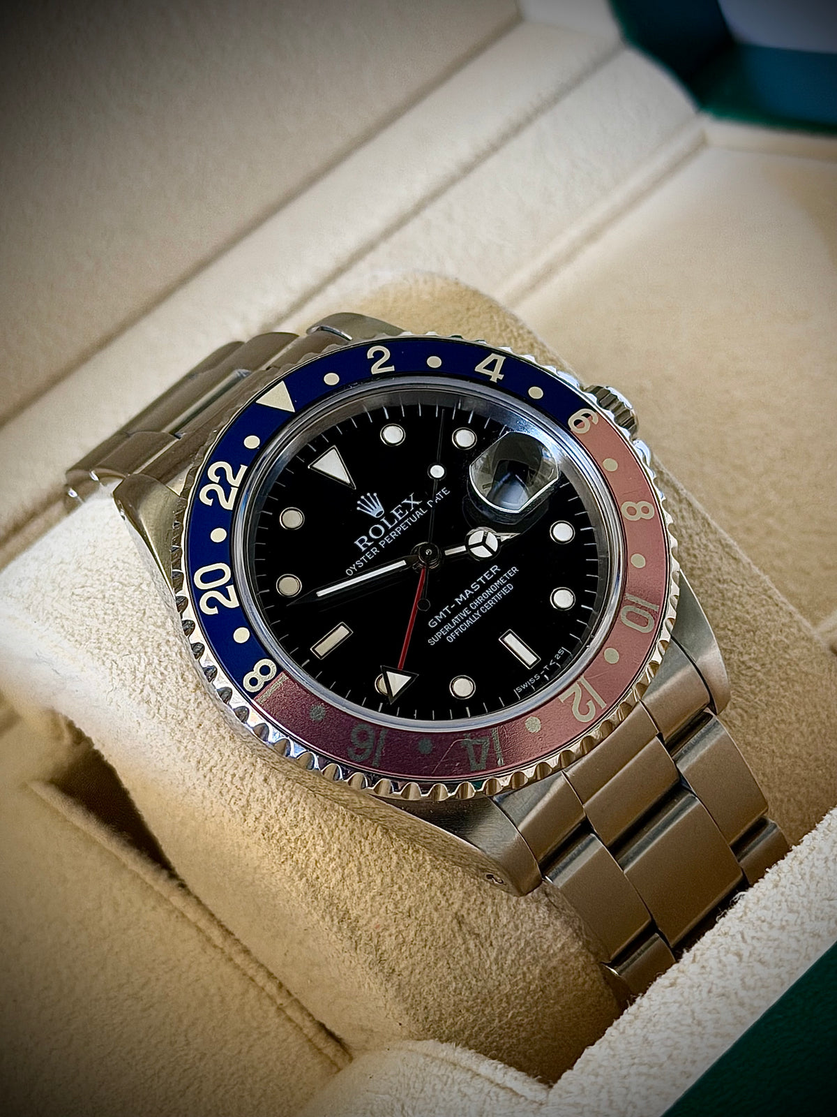 1990 ROLEX GMT-MASTER, 16700, PEPSI FADED BEZEL, OYSTER BRACELET, ROLEX BOX & SERVICE PAPERS, EXCELLENT VINTAGE CONDITION, INC GST