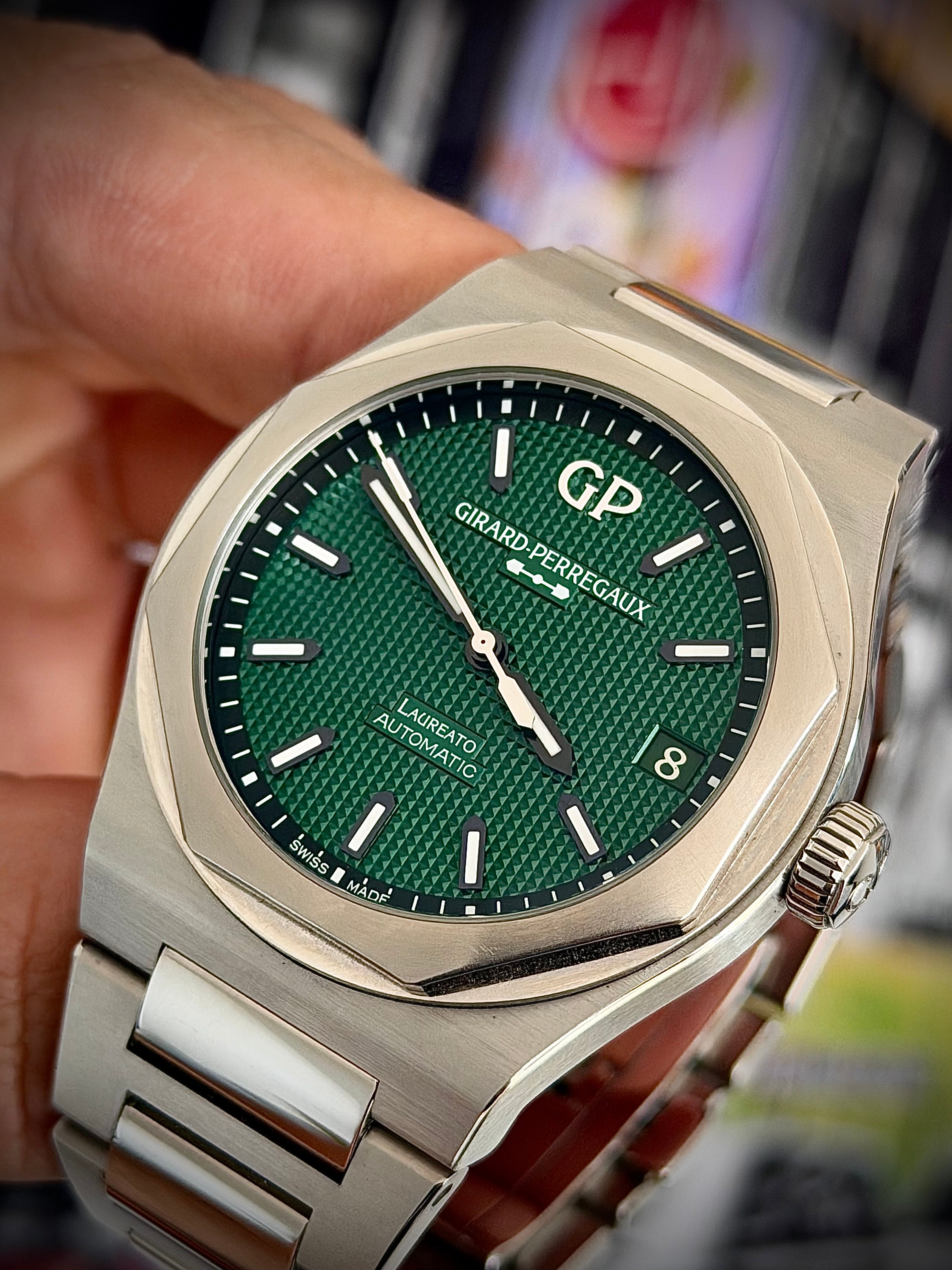 2025 GIRARD-PERREGAUX LAUREATO GREEN, 81010-11-3153-1CM, FULL SET, INC GST