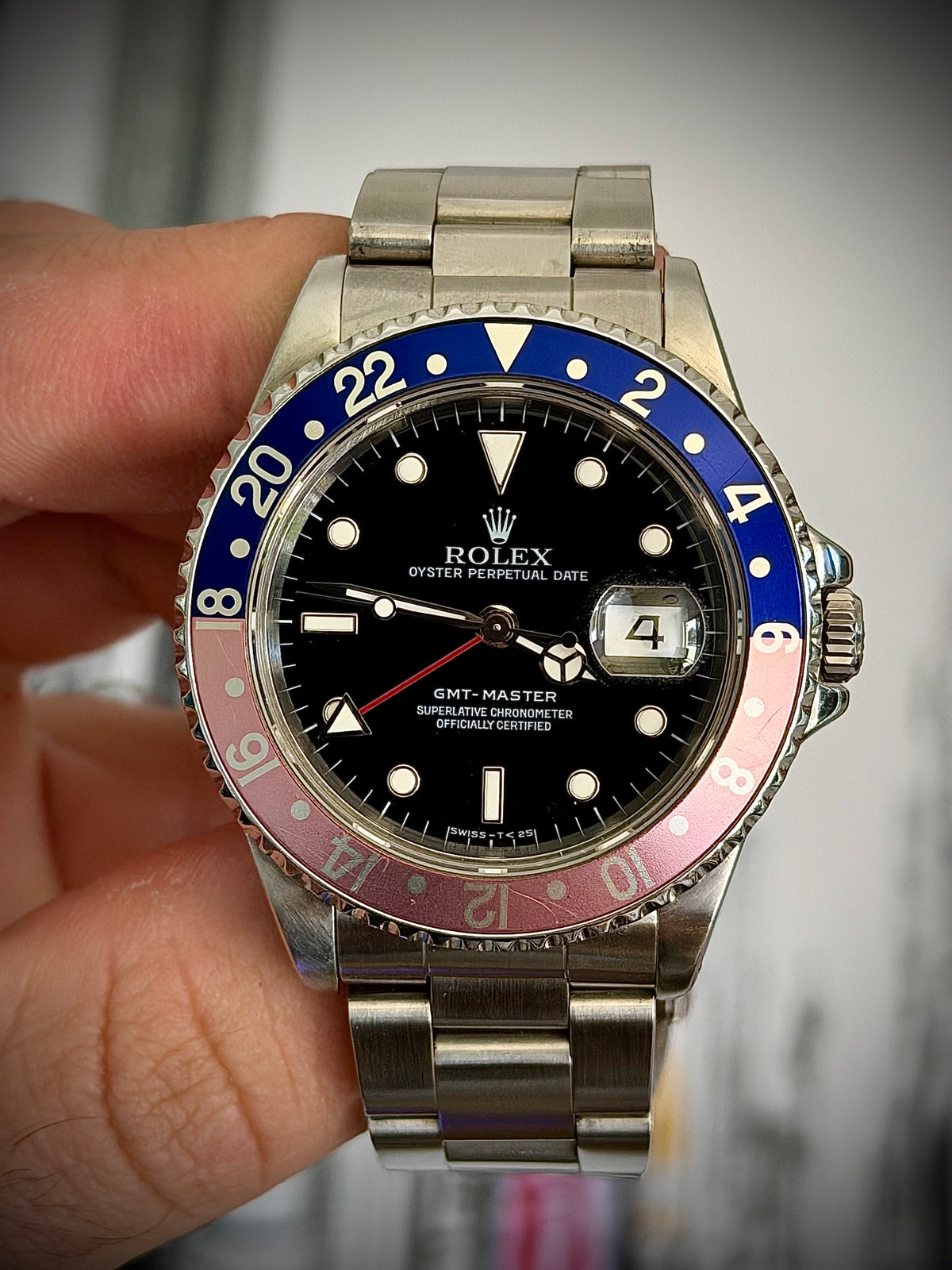 1990 ROLEX GMT-MASTER, 16700, PEPSI FADED BEZEL, OYSTER BRACELET, ROLEX BOX & SERVICE PAPERS, EXCELLENT VINTAGE CONDITION, INC GST
